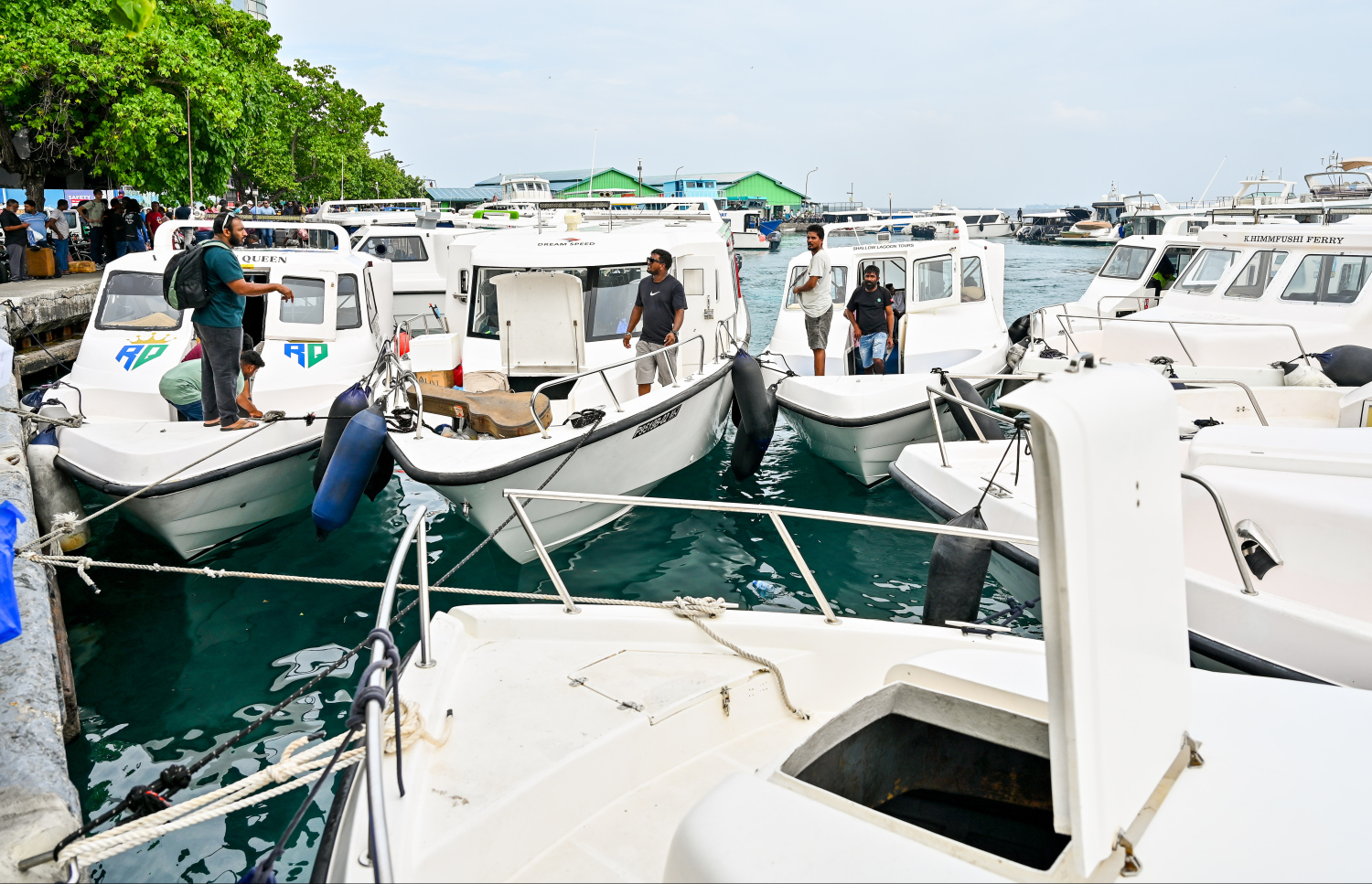 ރަށަކަށް ފުރުމަށްޓަކައި ބަޔަކު ލޯންޗަކަށް އަރަނީ: އާ އަހަރު ފެށުން ފާހަގަކުރުމާ ދިމާކޮށް ގިނަ ބަޔަކު ވަނީ ބައެއް ރަށްރަށާއި ރިސޯޓުތަކަށް ގޮސްފައި.---ފޮޓޯ: ނިޝާން އަލީ/މިހާރު