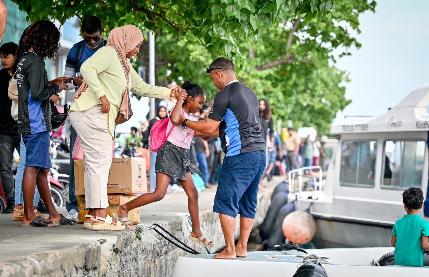 އާ އަހަރު ފެށުން ފާހަގަކުރުމަށް ރަށަކަށް ފުރުމަށްޓަކައި ބަޔަކު ލޯންޗަކަށް އަރަނީ: އާ އަހަރު ފެށުން ފާހަގަކުރުމާ ދިމާކޮށް ގިނަ ބަޔަކު ވަނީ ބައެއް ރަށްރަށާއި ރިސޯޓުތަކަށް ގޮސްފައި.---ފޮޓޯ: ނިޝާން އަލީ/މިހާރު
