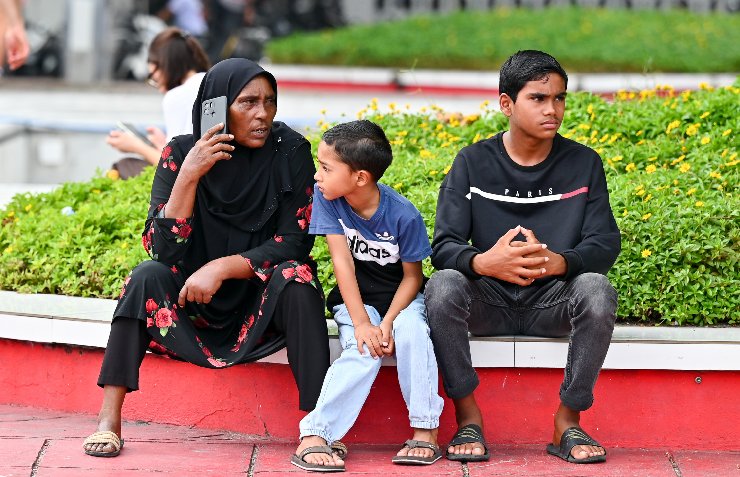 އާ އަހަރު ފެށުން ފާހަގަކުރުމަށް ރަށަކަށް ދާ ބަޔަކު ލޯންޗުގެ އިންތިޒާރުގައި ޖުމްހޫރީ މައިދާން ސަރަހައްދުގައި މަޑުކޮށްލައިގެން: އާ އަހަރު ފެށުން ފާހަގަކުރުމާ ދިމާކޮށް ގިނަ ބަޔަކު ވަނީ ބައެއް ރަށްރަށާއި ރިސޯޓުތަކަށް ގޮސްފައި.---ފޮޓޯ: ނިޝާން އަލީ | މިހާރު