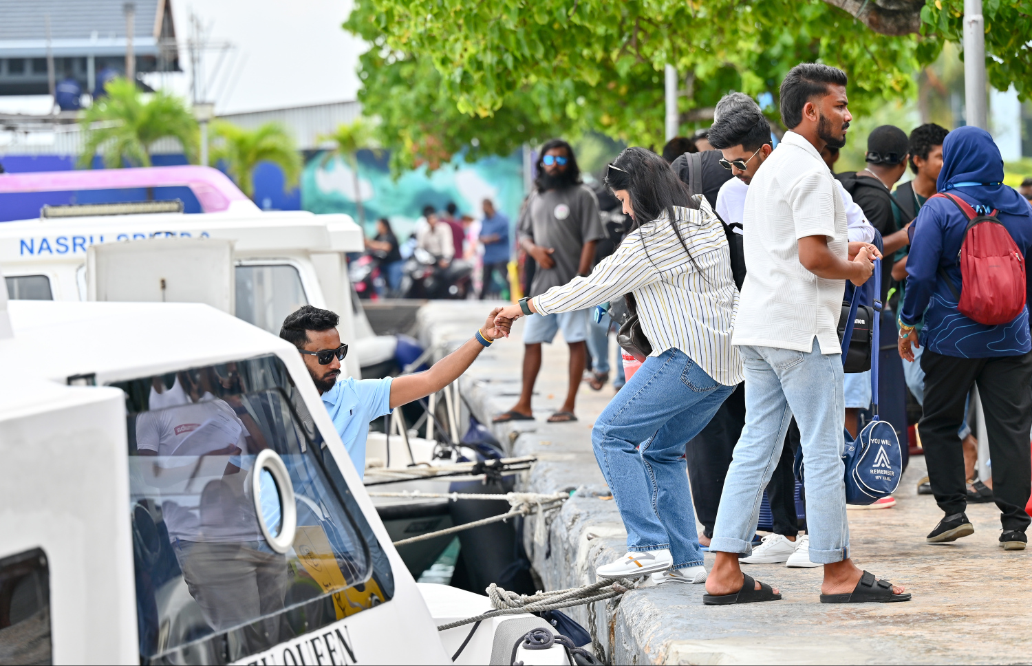 އާ އަހަރު ފެށުމާ ދިމާކޮށް ރަށަކަށް ފުރުމަށްޓަކައި ބަޔަކު ލޯންޗަކަށް އަރަނީ: އާ އަހަރު ފެށުން ފާހަގަކުރުމާ ދިމާކޮށް ގިނަ ބަޔަކު ވަނީ ބައެއް ރަށްރަށާއި ރިސޯޓުތަކަށް ގޮސްފައި.---ފޮޓޯ: ނިޝާން އަލީ/މިހާރު