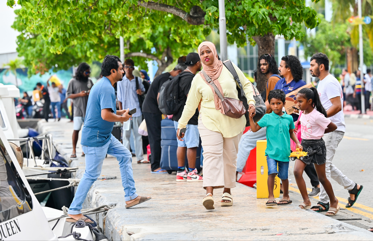 އާ އަހަރު ފެށުން ފާހަގަކުރުމަށްޓަކައި ރަށަކަށް ފުރުމަށްޓަކައި ބަޔަކު މާލޭގެ ބަނދަރުމަތީގައި: އާ އަހަރު ފެށުން ފާހަގަކުރުމާ ދިމާކޮށް ގިނަ ބަޔަކު ވަނީ ބައެއް ރަށްރަށާއި ރިސޯޓުތަކަށް ގޮސްފައި.---ފޮޓޯ: ނިޝާން އަލީ | މިހާރު