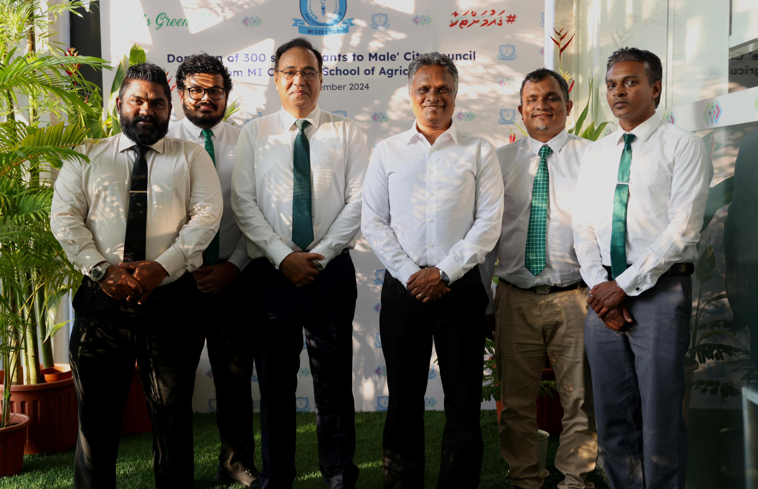 އެމްއައި ކޮލެޖްގެ އިސްވެރިންނާ އެކު މާލޭ ސިޓީގެ މޭޔަރު އާޒިމް --- ފޮޓޯ/އެމްއައި ކޮލެޖް