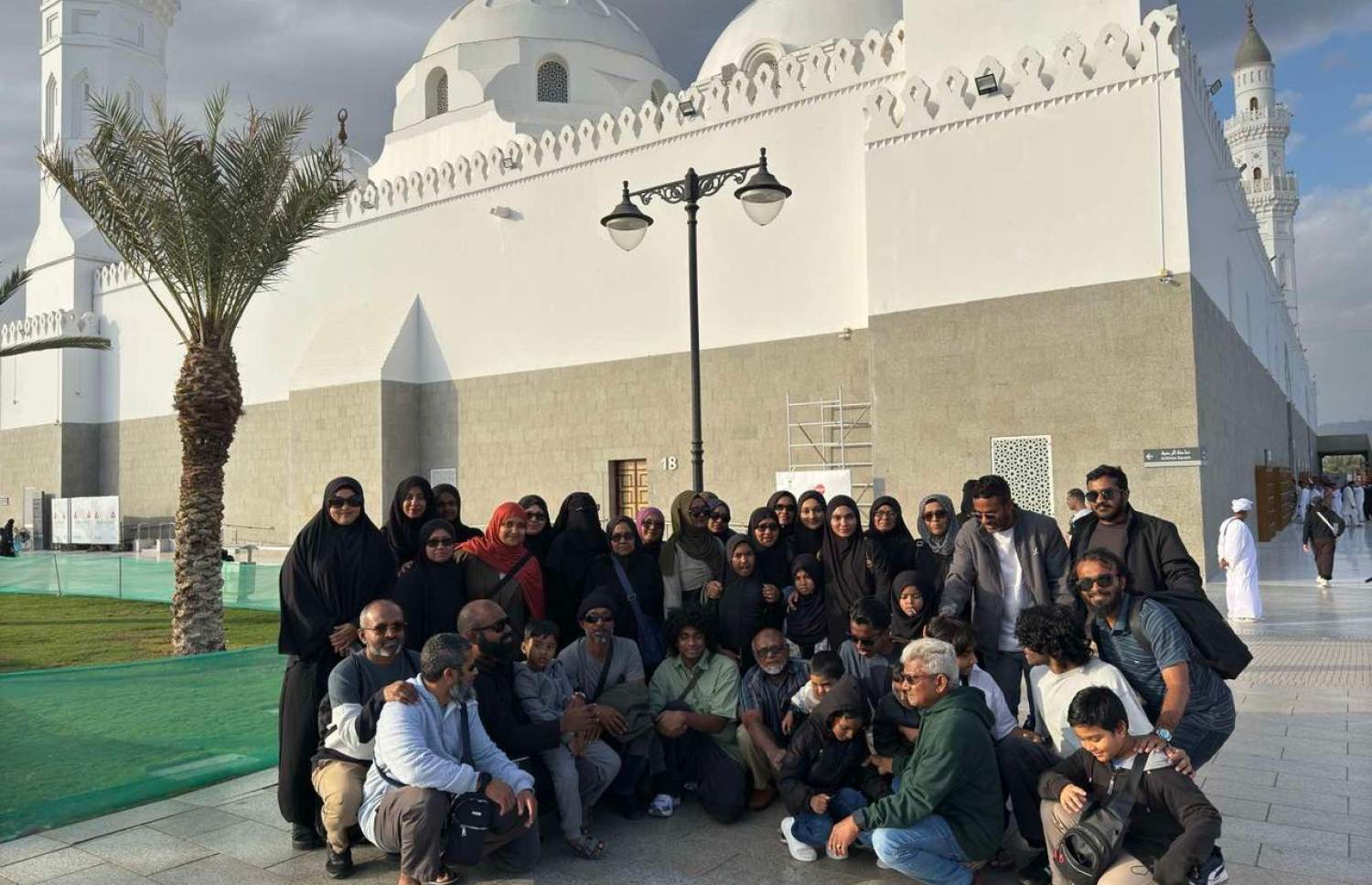 އުމްރާގެ އަޅުކަމަށް ފަހު އެ އާއިލާ އިން ސައުދީގެ އެކި ތަންތަނަށް ޒިޔާރާތްކުރުމުގެ ތެރެއިން ނަގާފައިވާ ފޮޓޯއެއް.