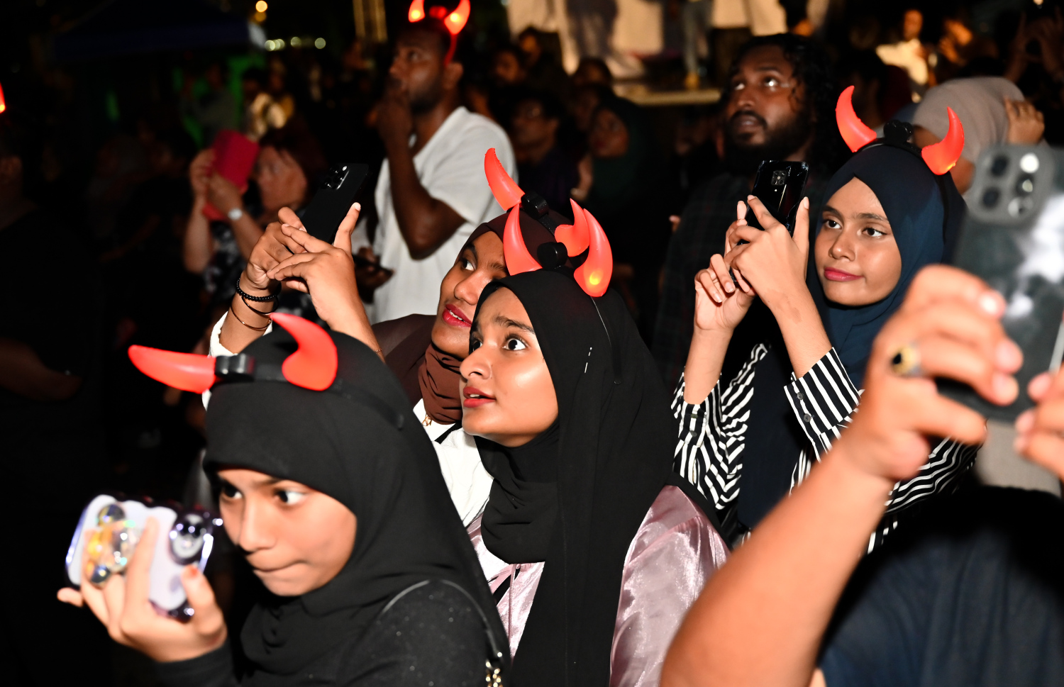 ރާއްޖެ އިން 2025 ވަނަ އަހަރަށް މަރުހަބާ ކިޔަން ހުޅުމާލޭގެ ސެންޓްރަލް ޕާކުގައި ބޭއްވި ޑްރޯން ޝޯގެ މަންޒަރުތައް ފޯނަށް ރައްކާ ކުރަނީ.--- ފޮޓޯ: ނިޝާން އަލީ | މިހާރު