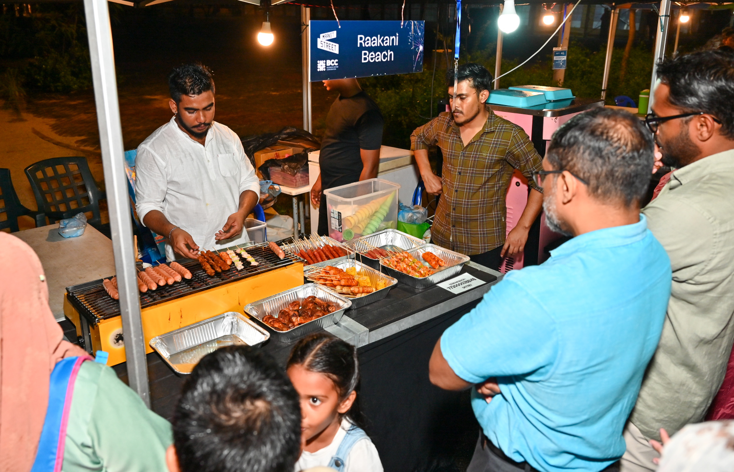 ރާއްޖެ އިން 2025 ވަނަ އަހަރަށް މަރުހަބާ ކިޔަން، މޯލްޑިވްސް ކަލްޗާ އެންޑް ފުޑް ފެސްޓިވަލްގެ ނަމުގައި ސެންޓްރަލް ޕާކުގައި ކުރިއަށް ގެންދާ ހަރަކާތްތަކުގެ ތެރޭގައި ދިވެހިންގެ ތަފާތު ކެއުންތައް ރަހަ ބަލާލުމަށް އެ ސަރަހައްދުގައި ސްޓޯލްތައް ބަހައްޓާފައި.-- ފޮޓޯ: ނިޝާން އަލީ | މިހާރު