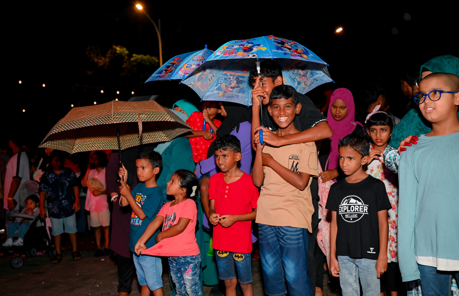 ރާއްޖެ އިން 2025 ވަނަ އަހަރަށް މަރުހަބާ ކިޔަން ހުޅުމާލޭ ސެންޓްރަލް ޕާކުގައި ބޭއްވި ހަރަކާތްތައް ބަލަން ދިޔަ ކުޑަކުދިންތަކެއް ކުޑަ އަޅައިގެން: މޫސުން ގޯސްވެ، ވާރޭ ވެހެމުންދިޔަ ނަމަވެސް އާ އަހަރު ފެށުން ފާހަގަކުރުމުގެ ހަރަކާތްތަކުގައި ގިނަ ބަޔަކު ބައިވެރިވި.---ފޮޓޯ: ނިޝާން އަލީ| މިހާރު