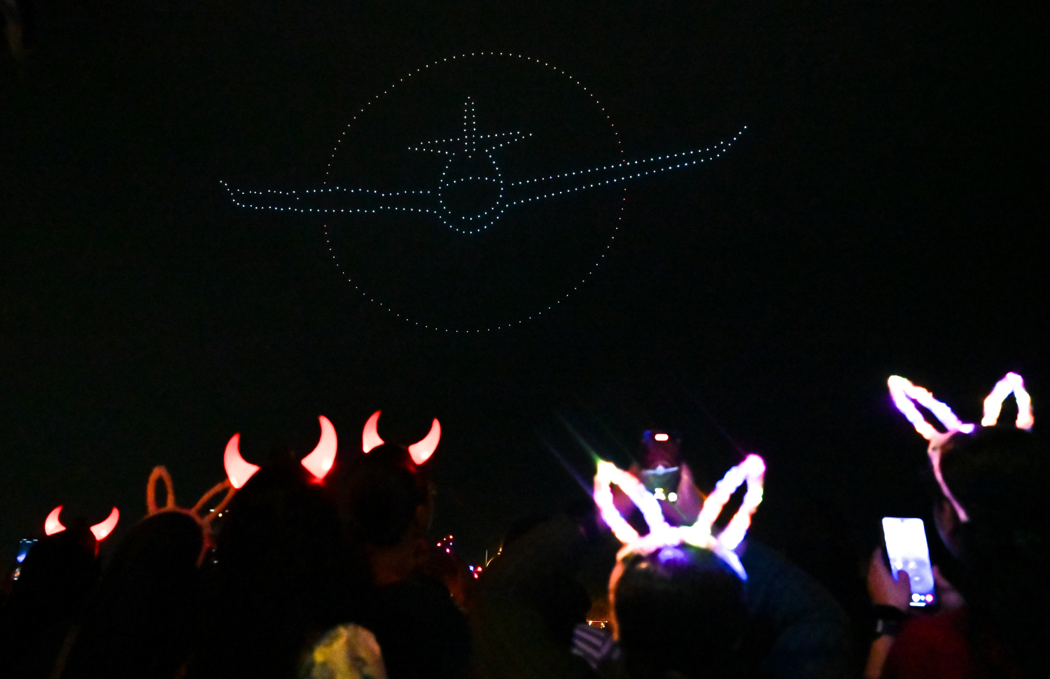 ރާއްޖެ އިން 2025 ވަނަ އަހަރަށް މަރުހަބާ ކިޔަން ބޭއްވި ފެސްޓިވަލްގައި ޑްރޯން ޝޯގެ ހަރަކާތްތައް ދައްކާލަނީ.-- ފޮޓޯ: ނިޝާން އަލީ/ މިހާރު