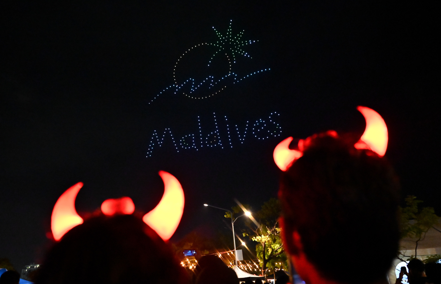 ރާއްޖެ އިން 2025 ވަނަ އަހަރަށް މަރުހަބާ ކިޔަން ބޭއްވި ފެސްޓިވަލްގައި ޑްރޯން ޝޯގެ ހަރަކާތްތައް ދައްކާލަނީ.-- ފޮޓޯ: ނިޝާން އަލީ/ މިހާރު