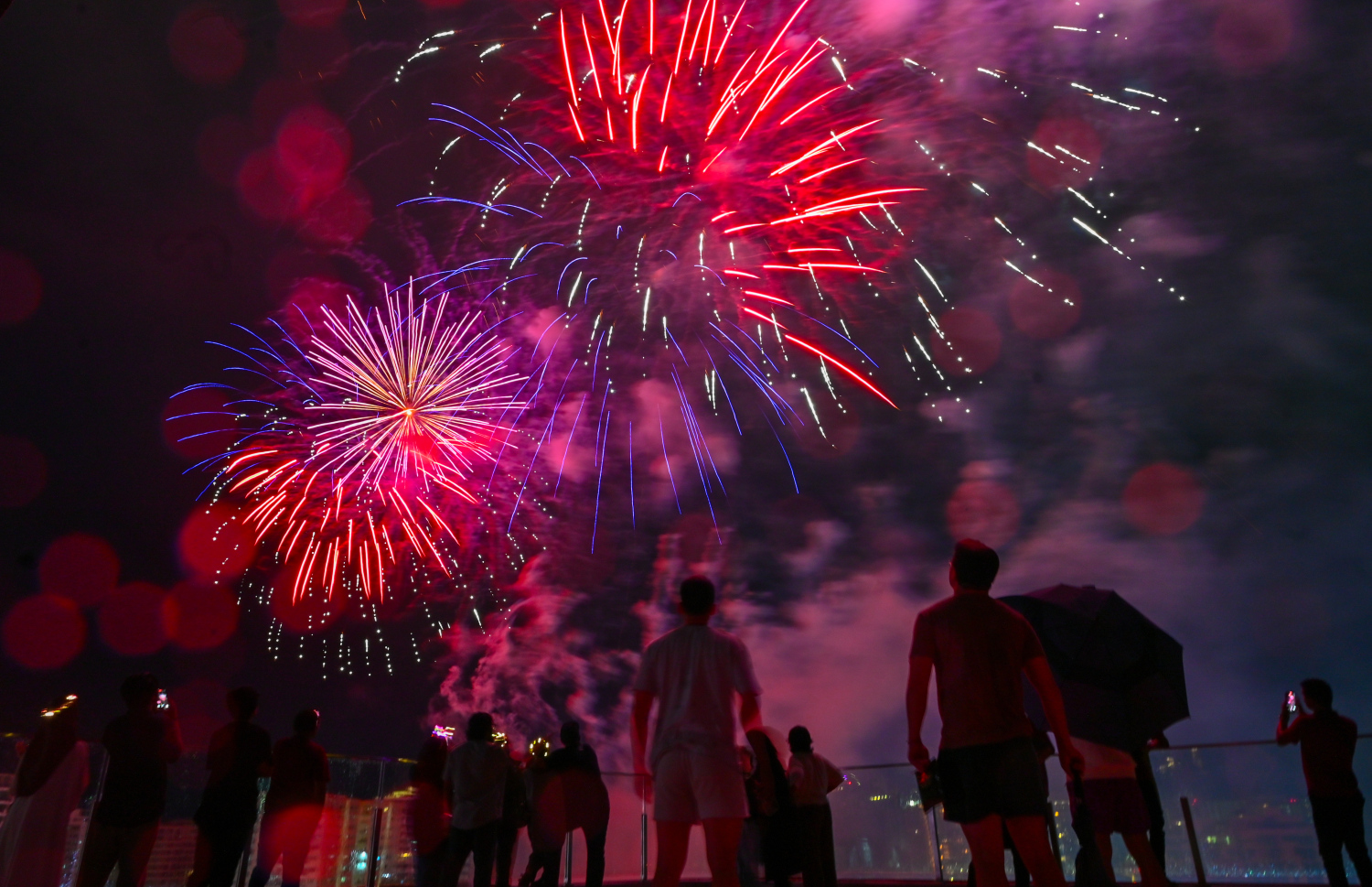 ރާއްޖެ އިން 2025 ވަނަ އަހަރަށް މަރުހަބާ ކިޔުމުގެ ގޮތުގައި ހުުޅުމާލޭ ސެންޓްރަލް ޕާކުގައި ހަވާ އަރުވަނީ: މޫސުން ވަަރަށް ބޮޑަށް ގޯސްވެ، ވާރޭ ވެހެމުން ދިޔަ ނަމަވެސް ހަވާ އަރުވާ ތަން ބަލަން ވަރަށް ގިނަ ބަޔަކު ސެންޓްރަލް ޕާކަށް ޖަމާވި.---ފޮޓޯ: ނިޝާން އަލީ| މިހާރު