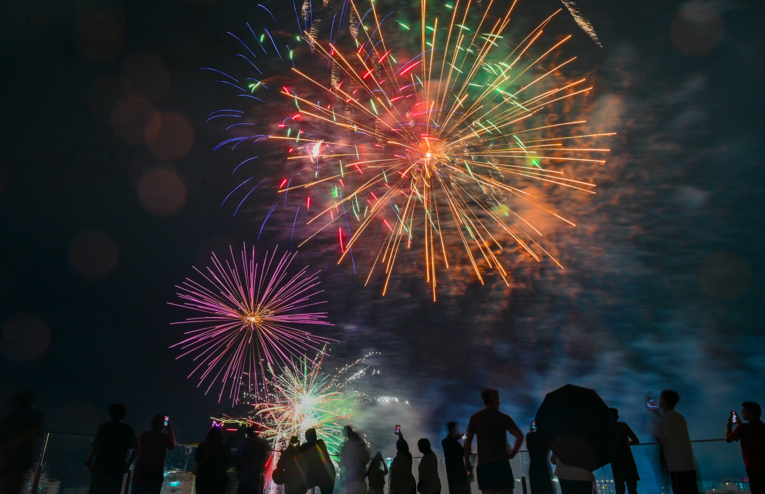 ރާއްޖެ އިން 2025 ވަނަ އަހަރަށް މަރުހަބާ ކިޔުމުގެ ގޮތުގައި ހުުޅުމާލޭ ސެންޓްރަލް ޕާކުގައި ހަވާ އަރުވަނީ: މޫސުން ވަަރަށް ބޮޑަށް ގޯސްވެ، ވާރޭ ވެހެމުން ދިޔަ ނަމަވެސް ހަވާ އަރުވާ ތަން ބަލަން ވަރަށް ގިނަ ބަޔަކު ސެންޓްރަލް ޕާކަށް ޖަމާވި.---ފޮޓޯ: ނިޝާން އަލީ| މިހާރު