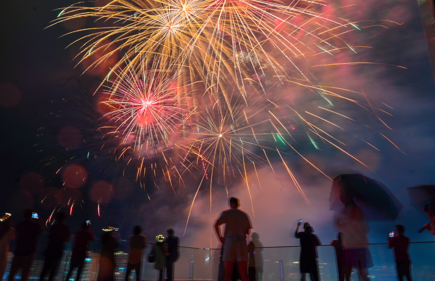 ރާއްޖެ އިން 2025 ވަނަ އަހަރަށް މަރުހަބާ ކިޔުމުގެ ގޮތުގައި ހުުޅުމާލޭ ސެންޓްރަލް ޕާކުގައި ހަވާ އަރުވަނީ: މޫސުން ވަަރަށް ބޮޑަށް ގޯސްވެ، ވާރޭ ވެހެމުން ދިޔަ ނަމަވެސް ހަވާ އަރުވާ ތަން ބަލަން ވަރަށް ގިނަ ބަޔަކު ސެންޓްރަލް ޕާކަށް ޖަމާވި.---ފޮޓޯ: ނިޝާން އަލީ| މިހާރު