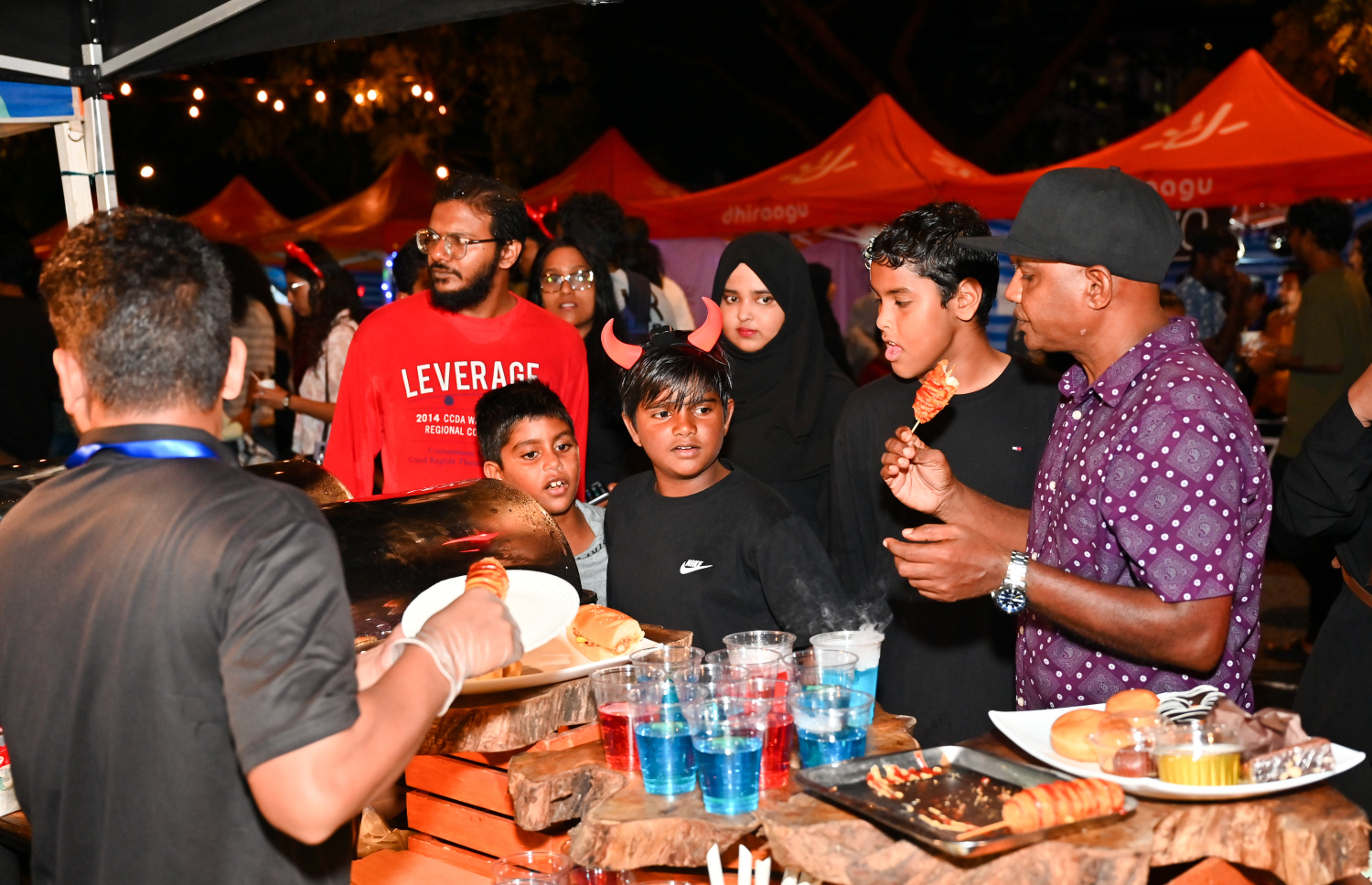 ރާއްޖެ އިން 2025 ވަނަ އަހަރަށް މަރުހަބާ ކިޔަން މޯލްޑިވްސް ކަލްޗާ އެންޑް ފުޑް ފެސްޓިވަލްގެ ނަމުގައި ސެންޓްރަލް ޕާކުގައި ކުރިއަށް ގެންދާ ހަރަކާތުގައި ބަހައްޓާފައިވާ ސްޓޯލެއްގެ ކައިރީގައި ބަޔަކު ހަރަކާތްތެރިވަނީ.---ފޮޓޯ: ނިޝާން އަލީ| މިހާރު