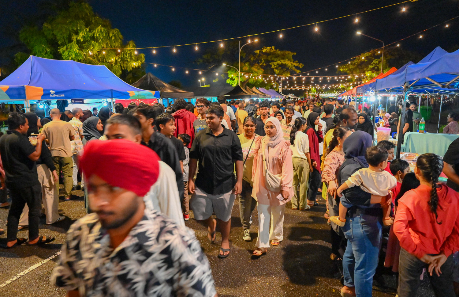 ޑްރޯން ޝޯ އަދި ހަވާ އެރުވުމާ އެކު، ރާއްޖެއިން 2025 އަށް މަރުހަބާ ކިޔަން މިރޭ ސެންޓްރަލް ޕާކުގައި ބޭއްވި ފެސްޓިވަލް.-- ފޮޓޯ: ނިޝާން އަލީ | މިހާރު