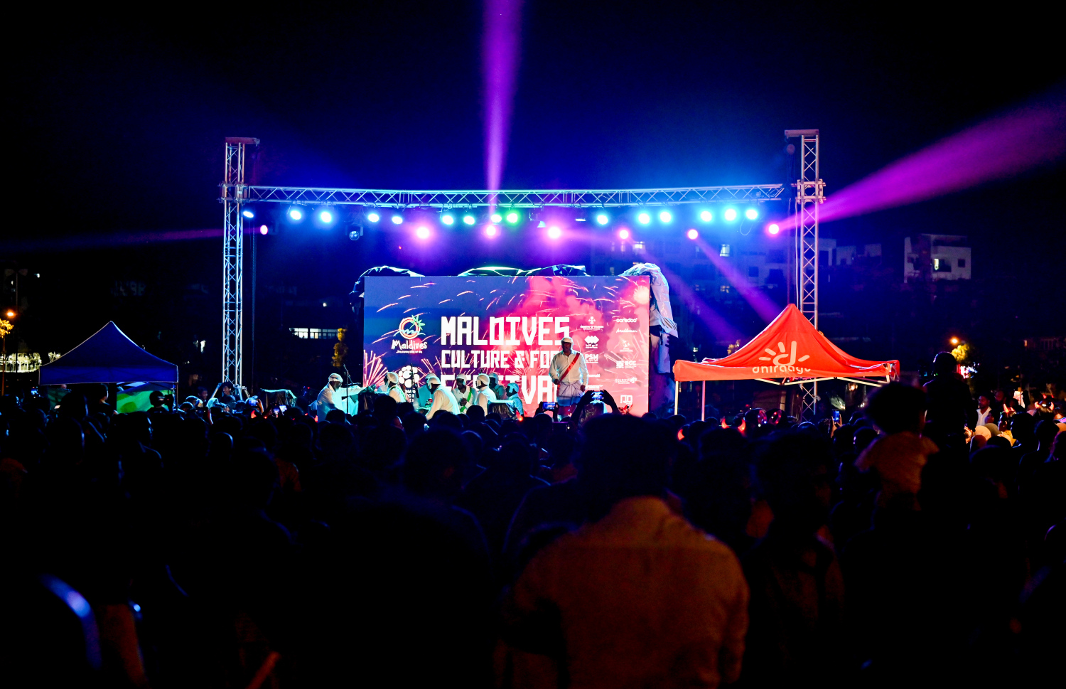 ޑްރޯން ޝޯ އަދި ހަވާ އެރުވުމާ އެކު، ރާއްޖެ އިން 2025 އަށް މަރުހަބާ ކިޔަން ހުޅުމާލޭގެ ސެންޓްރަލް ޕާކުގައި ބޭއްވި ހަރަކާތުގެ ތެރެއިން.-- ފޮޓޯ: ނިޝާން އަލީ | މިހާރު