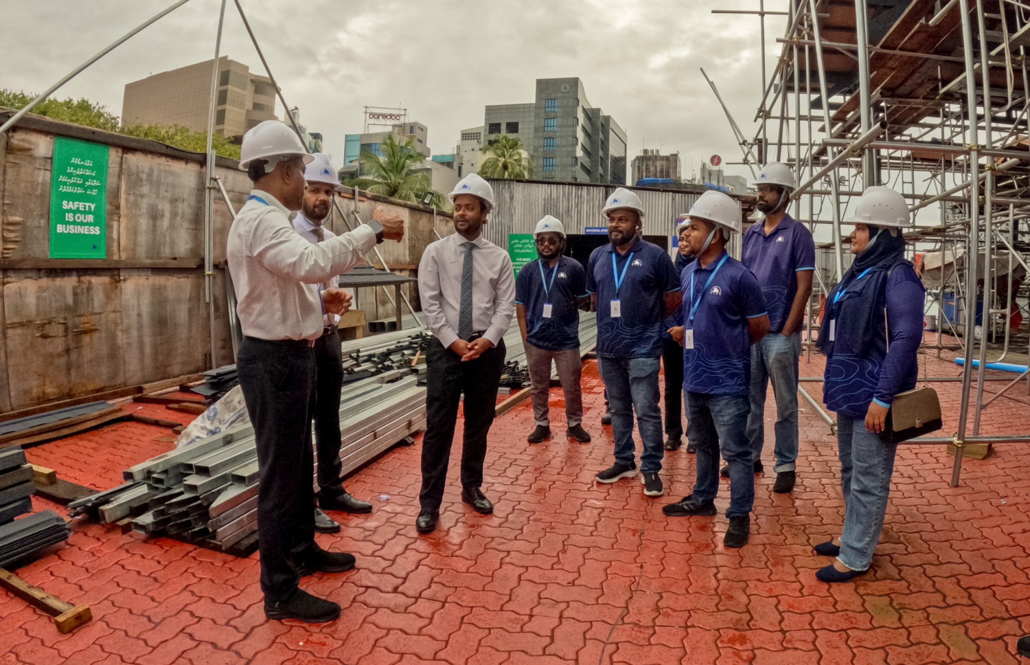 އިއްޒުއްދީން ފާލަމުގެ މަސައްކަތް ކުރިއަށްދާ ގޮތް ކޮންސްޓްރަކްޝަން، ހައުސިން އެންޑް އިންފްރާސްޓްރަކްޗާ މިނިސްޓަރު އަބްދުﷲ މުއްތަލިބު ބައްލަވާލައްވަނީ.