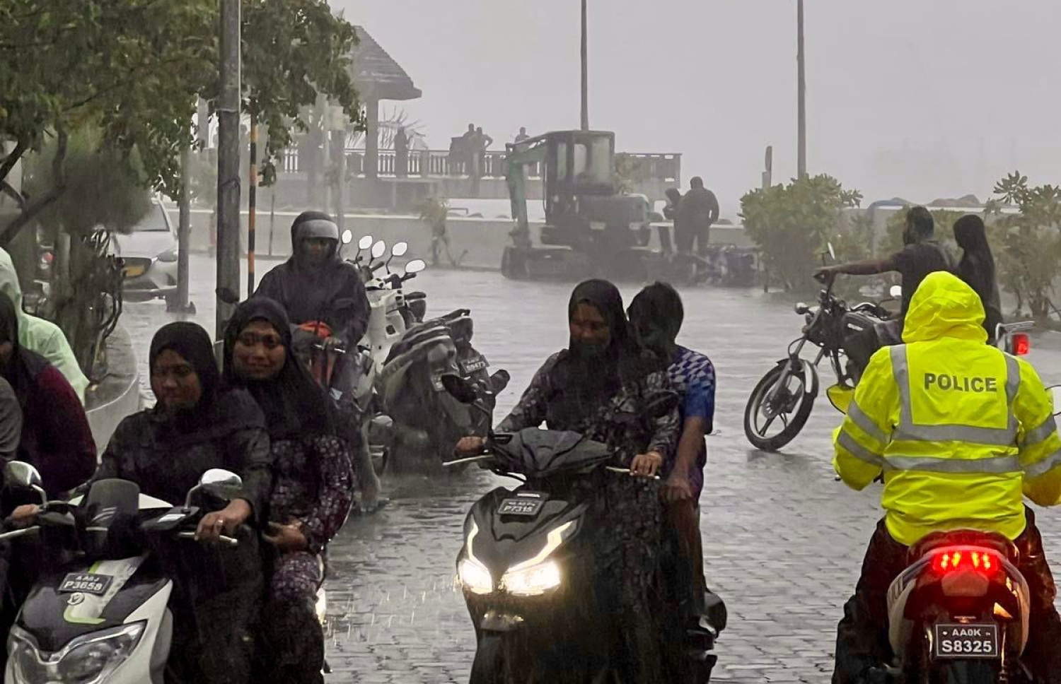 މާލޭގެ މަގަކުން ބަޔަކު ދުއްވާފައި ދަނީ: މިއަދުން ހެނދުނުން ފެށިގެން މެދުނުކެނޑި ވެހުނު ވާރޭގައި މާލޭގައި ވަރަށް ބޮޑަށް ވަނީ ފެންބޮޑުވެފައި.