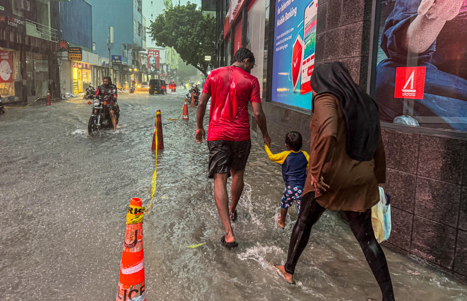 ބޯކޮށް ވާރޭވެހި މާލޭގެ މަގެއްގައި ފެންބޮޑުވެފައި. -- ފޮޓޯ: އަލީ ނިޝާން | މިހާރު
