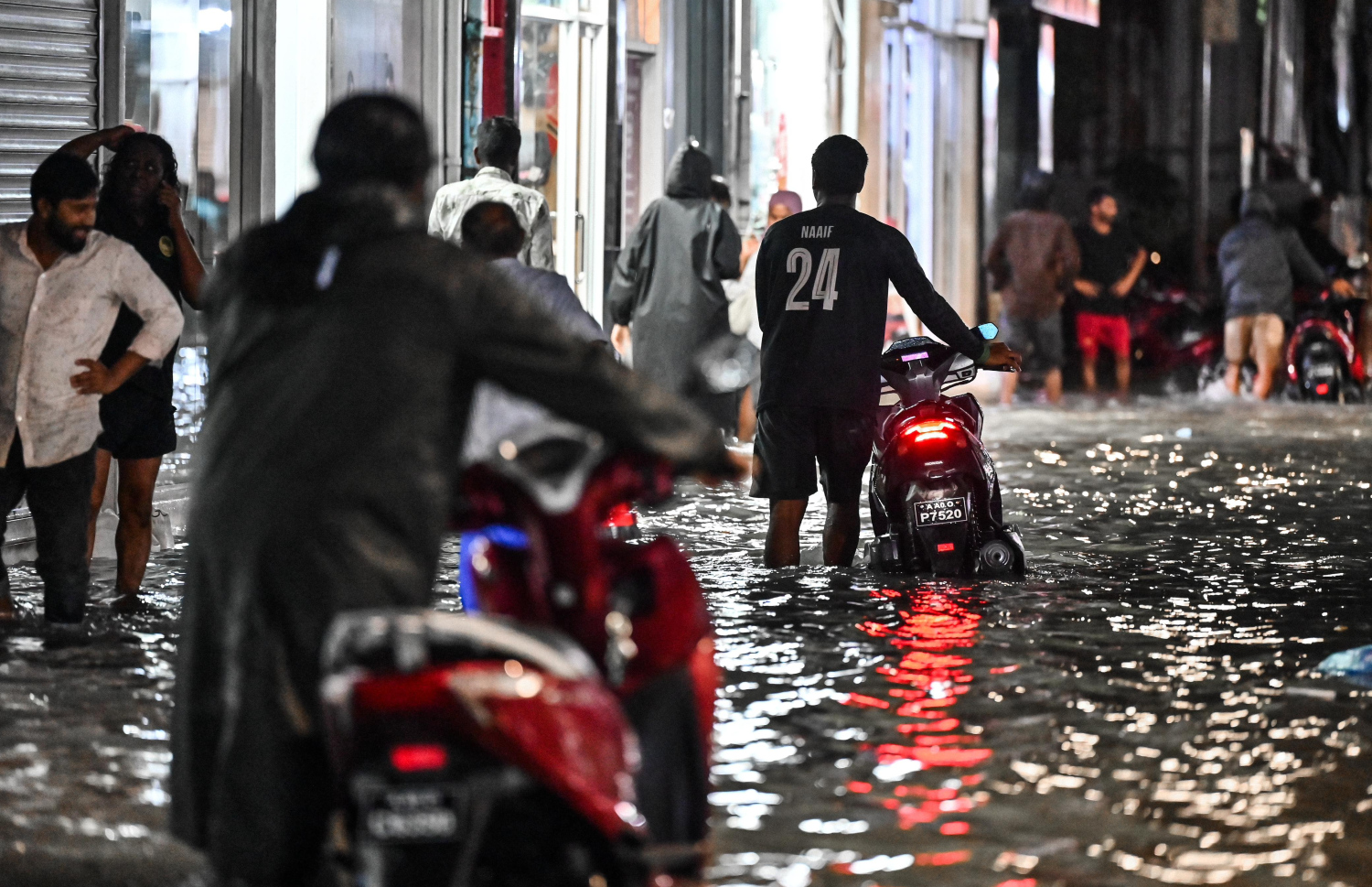 މަގުތަކުގައި ސައިކަލު ނުދުއްވިގެން ބައެއް މީހުން ސައިކަލު އަތުން ހިފައިގެން ދަނީ-- ފޮޓޯ: ނިޝާން އަލީ | މިހާރު