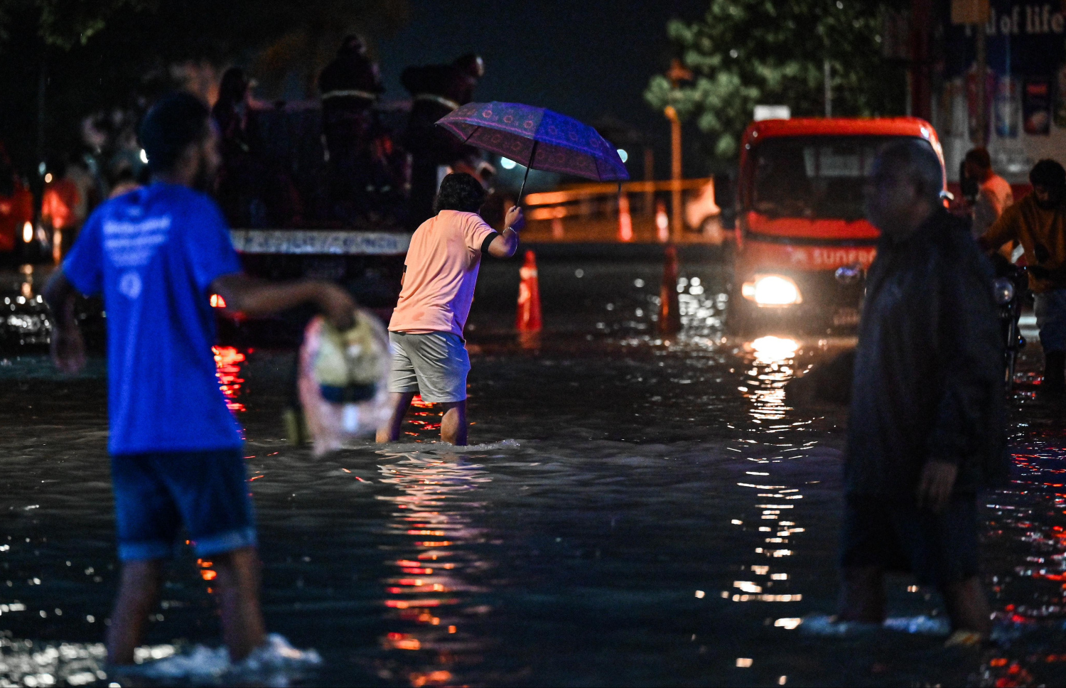 މާލޭގެ މަގެއްގައި ފެންބޮޑުވެފައި.-- ފޮޓޯ: ނިޝާން އަލީ | މިހާރު