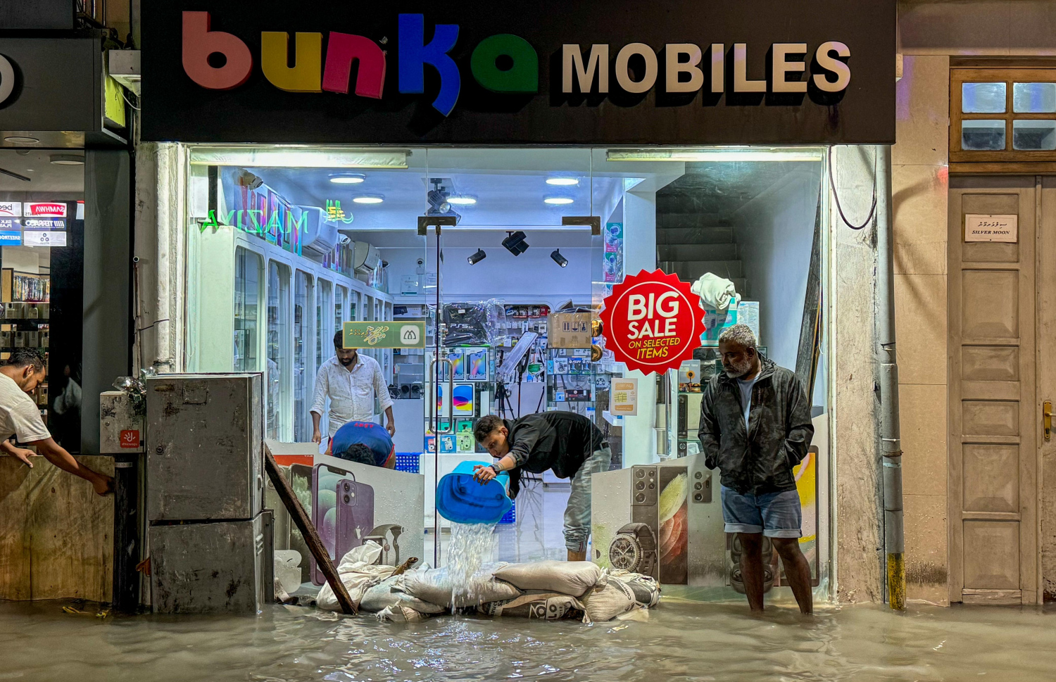 ބޯ ވިއްސާރާގައި މާލޭގެ ފިހާރައެއްގައި ވެސް ފެންބޮޑުވެ، މުވައްޒަފުން ފެން ހިންދުމަށް މަސައްކަތް ކުރަނީ-- ފޮޓޯ: ނިޝާން އަލީ | މިހާރު