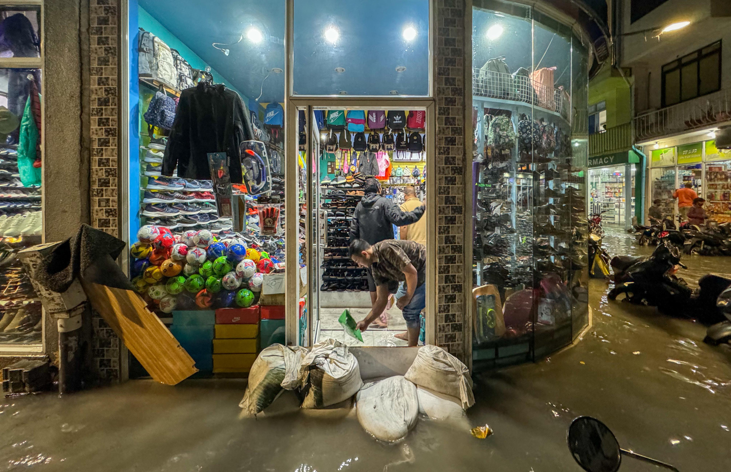 ބޯ ވިއްސާރާގައި މާލޭގެ ފިހާރައަކަށް ފެންވަދެގެން، މުވައްޒަފުން ފެން ބޭރުކުރަން މަސައްކަތް ކުރަނީ-- ފޮޓޯ: ނިޝާން އަލީ | މިހާރު