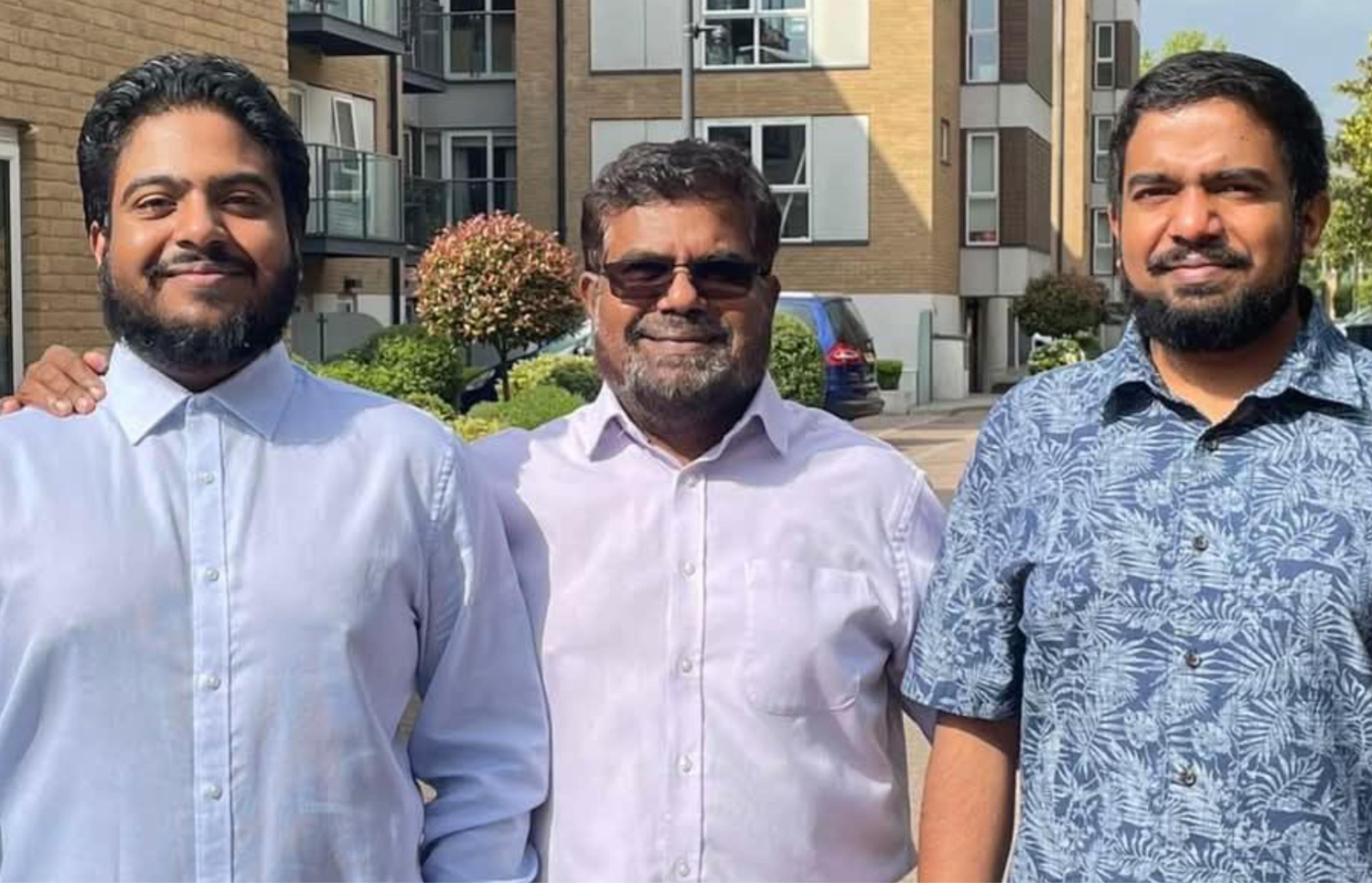 ޑރ. މަހުމޫދު ޝައުގީ، އޭނާގެ ދެ ބޭފުޅުންނާއެކު: ޑރ. ޝައުގީގެ ދޮށީ ފިރިހެން ދަރިފުޅަކީ އެންމެ ޒުވާން އުމުރުގައި ޕީއެޗްޑީ ފުރިހަމަކުރެއްވި ބޭފުޅާ.