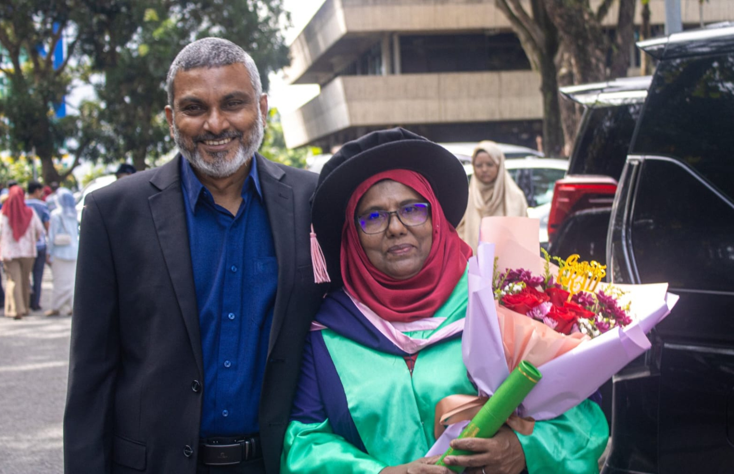 ފާއިޒާގެ އާއިލާއިން އެންމެ ފަހުން ޕީއެޗްޑީ ނިންމެވި ފާތުމަތު ޝައުގީ، މިދިޔަ މަހު ބޭއްވި ގްރެޖުއޭޝަނަށްފަހު އޭނާގެ ފިރިކަލުން ޑރ. ފަވާޒާ އެކު.