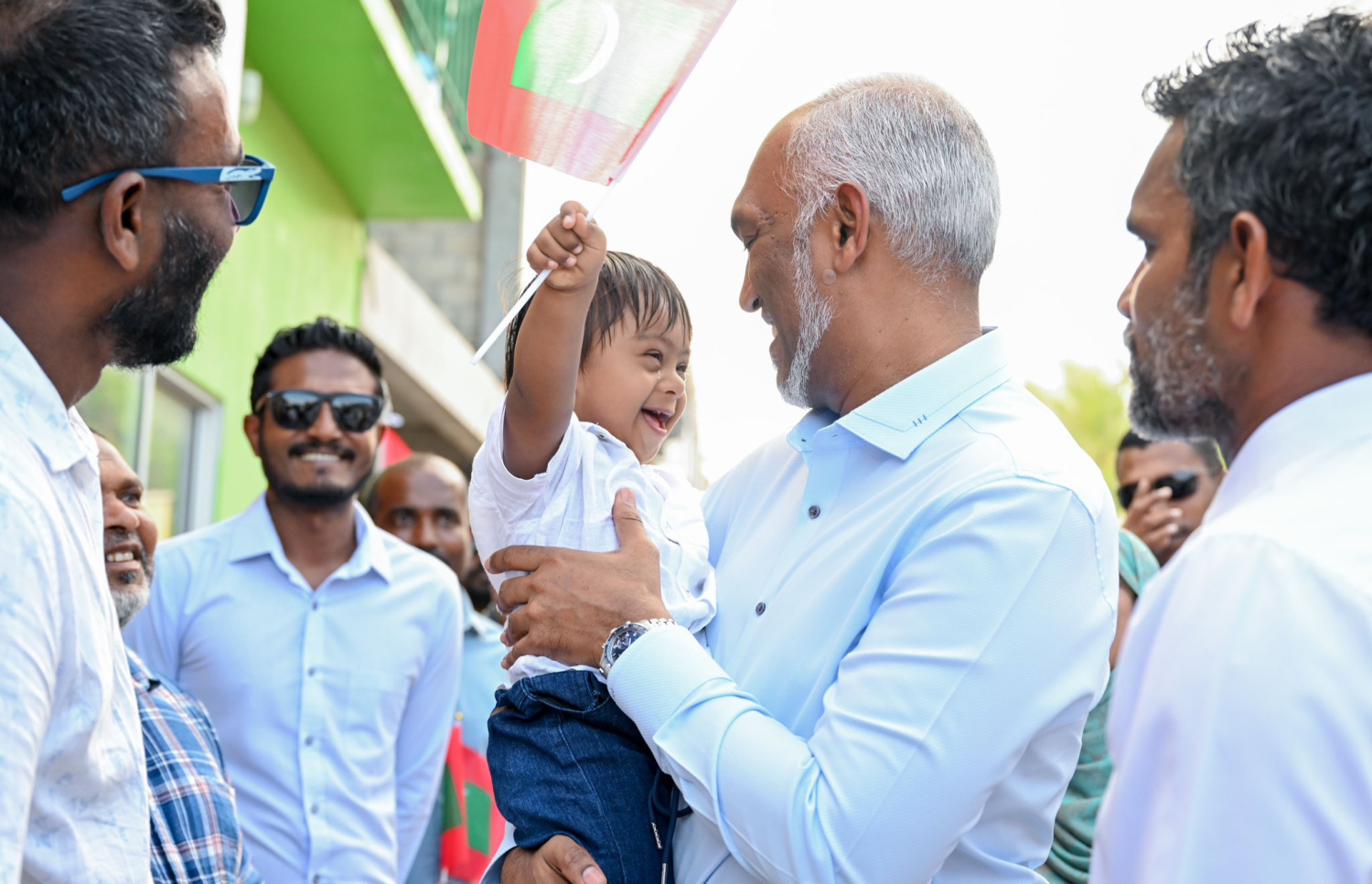 ރައީސް މުއިއްޒު މިއަދު ހަވީރު ގުޅި އަށް ވަޑައިގެން ތުއްތު ކުއްޖަކު އުރާލައްވައިގެން.--- ފޮޓޯ: ރައީސް އޮފީސް