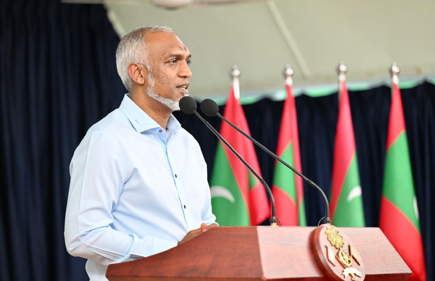 ކ. ގުޅި އަށް ވަޑައިގެން ރައީސް މުއިއްޒު އެ ރަށު ރައްޔިތުންނާ ބައްދަލުކުރައްވާ ވާހަކަފުޅު ދައްކަވަނީ. --ފޮޓޯ: ރައީސް އޮފީސް