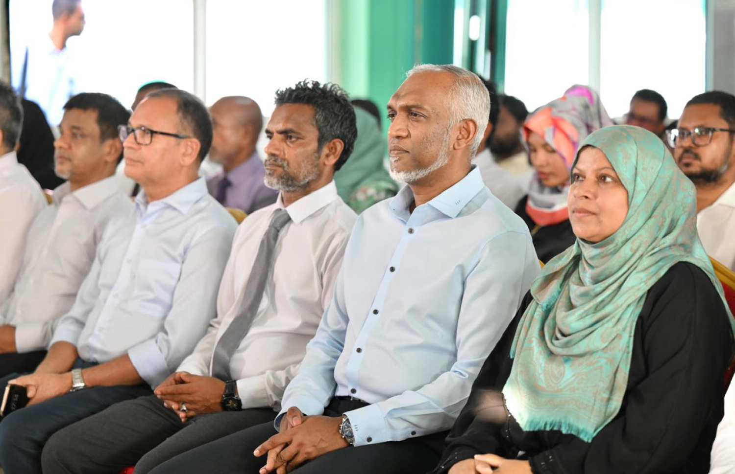 ކ. ގުޅި އަށް ވަޑައިގެން ރައީސް މުއިއްޒު އެ ރަށު ރައްޔިތުންނާ ބައްދަލުކުރެއްވުން. --ފޮޓޯ: ރައީސް އޮފީސް