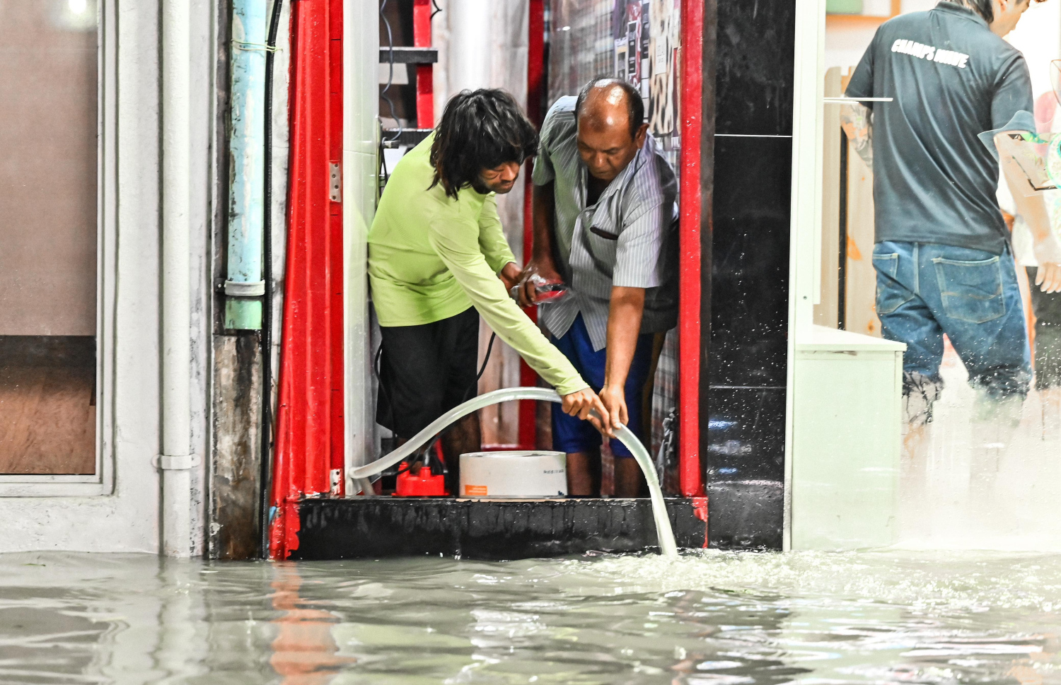 ޖެނުއަރީ 3ގައި ވެހުނު ވާރޭގައި މާލޭގައި ފެންބޮޑުވެ ފިހާރައަކަށް ފެން ވަނުމުން އެތަނުން ފެން ހިންދުމުގެ މަސައްކަތް ބަޔަކު ކުރަނީ.-- ފޮޓޯ: ނިޝާން އަލީ | މިހާރު