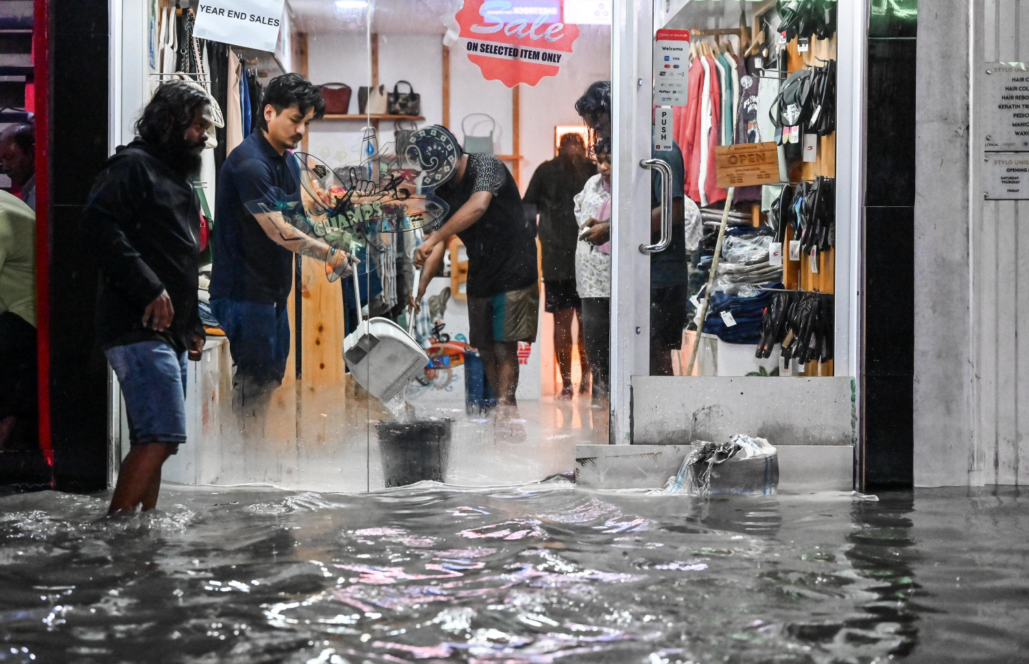 މާލޭގައި ފެންބޮޑުވެ، ފިހާރައަކަށް ފެން ވަދެގެން، ފެން ހިއްކުމަށް މަސައްކަތް ކުރަނީ-- ފޮޓޯ: ނިޝާން އަލީ | މިހާރު