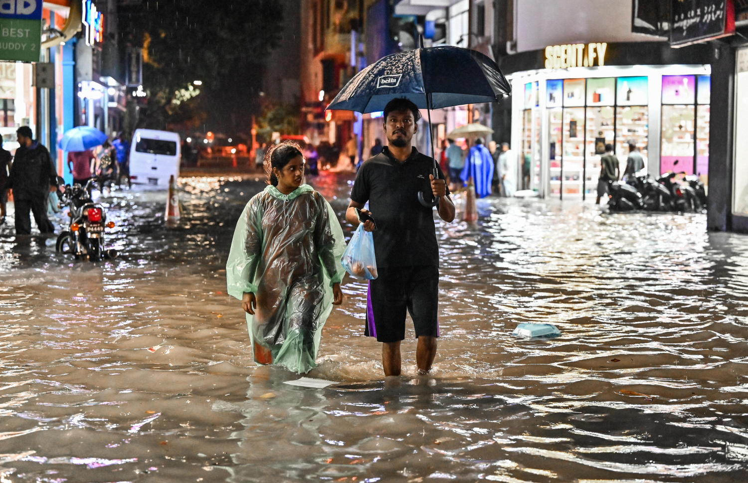 2024 ވަނަ އަހަރު މާލެއަށް ބޯކޮށް ވާރޭވެހުނު ދުވަހެއްގައި މަޖީދީ މަގުގައި ފެންބޮޑުވެފައި އޮތްއިރު، ބަޔަކު އެ މަގުން ހިނގާފައި ދަނީ: އަހަރުގެ މެދުތެރޭގައި އެލް ނީނޯ ފެށި މޫސުމީ ހަލާތު ގޯސްވާނެ ކަމަށް އދ. އިން ވަނީ އިންޒާރު ދީފައި.-- ފޮޓޯ: މިހާރު