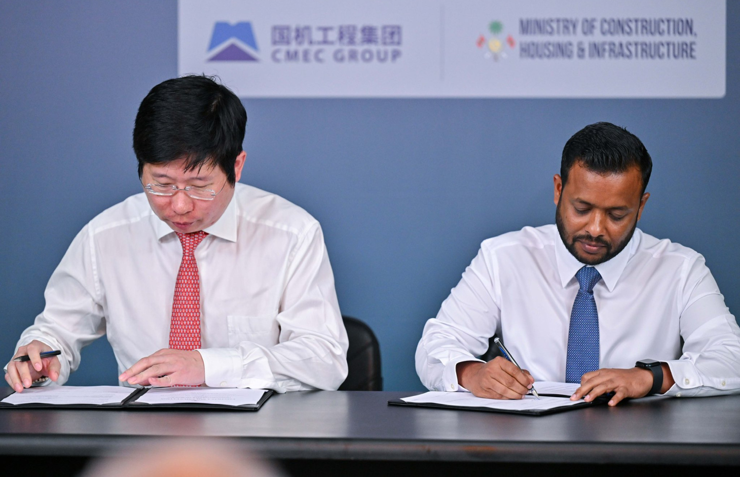 ގުޅިފަޅުގެ މަގުތައް ހެދުމާއި އަސާސީ ހިދުމަތްތައް ގާއިމްކުރަން ޗައިނާގެ ކުންފުންޏަކަށް ހަވާލުކުރަން ބޭއްވި ރަސްމިއްޔާތުގެ ތެރެއިން