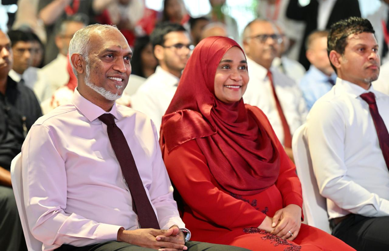 މޯލްޑިވިއަން އެއާލައިންގެ ފުރަތަމަ ވައިޑް-ބޮޑީ އެއާކްރާފްޓް ރާއްޖެ ގެނައުމުގެ ހަފުލާގައި ރައީސް މުއިއްޒުގެ ދެކަނބަލުން މިއަދު ބައިވެރިވެވަޑައިގަންނަވަނީ.---ފޮޓޯ: ރައީސް އޮފީސް