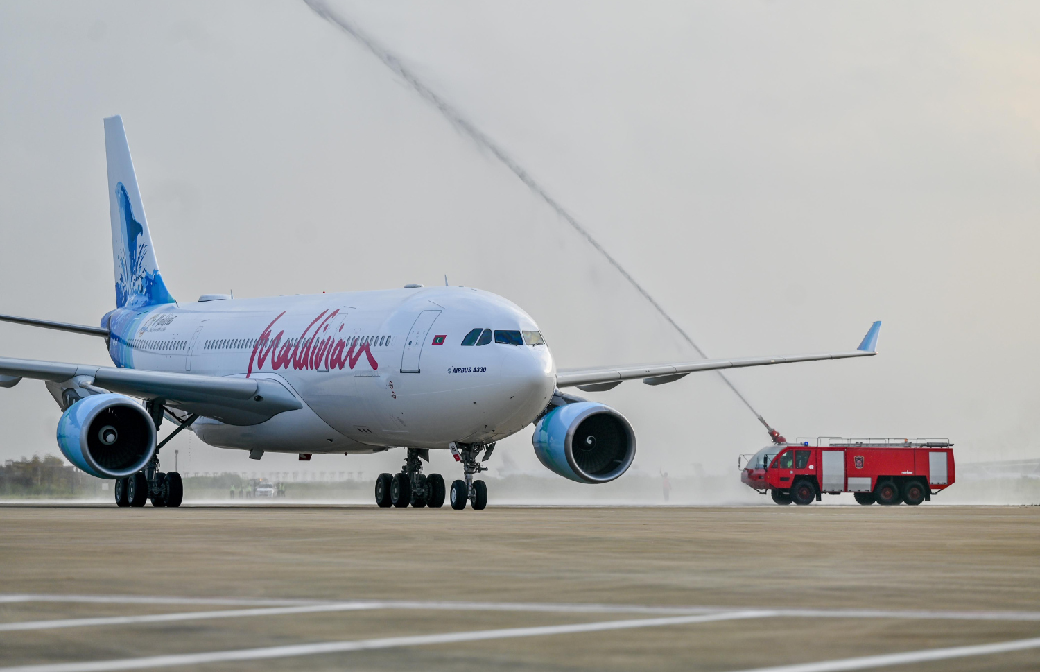 މޯލްޑިވިއަން އެއާޕައިންގެ ފުރަތަމަ ވައިޑް ބޮޑީ ބޯޓު ވެލާނާ އިންޓަނޭޝަނަލް އެއާޕޯޓަށް ޖެއްސުމާ އެކު، ވޯޓަ ސެލިއުޓެއް ދެނީ.---ފޮޓޯ: ނިޝާން އަލީ| މިހާރު