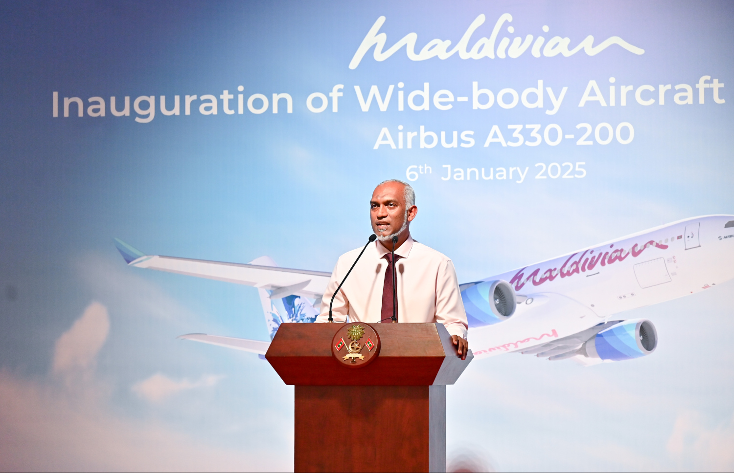 ރާއްޖޭގެ ގައުމީ އެއާލައިން މޯލްޑިވިއަން އަށް އެއާބަސް އޭ330 ބޯޓު ނުވަތަ އެ އެއާލައިންގެ ފުރަތަމަ ވައިޑް-ބޮޑީ އެއާކްރާފްޓް ގެނައުން ފާހަގަކުރުމަށް ބޭއްވި ހާއްސަ ރަސްމިއްޔާތުގައި ރައީސް މުއިއްޒު ވާހަކަފުޅު ދައްކަވަނީ: މިއީ އެ މަނިކުފާނުގެ ރިޔާސީ ވައުދެއް.---ފޮޓޯ: ނިޝާން އަލީ| މިހާރު
