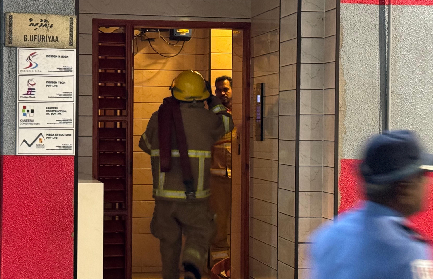 ގ. އުފުރިޔާގޭގެ ހަ ވަނަ ފްލޯގައި ރޯވުމުން ފަޔާމަނުން އެ އިމާރާތުގައި ހަރަކާތްތެރިވަނީ.---ފޮޓޯ: ނިޝާން އަލީ| މިހާރު