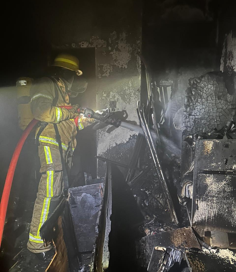 ގ. އުފުރިޔާގޭގެ ހަ ވަނަ ފްލޯގައި ރޯވި އަލިފާންގަނޑު ނިއްވާލަން ފަޔާމަނަކު ހަރަކާތްތެރިވަނީ.---ފޮޓޯ: ނިޝާން އަލީ| މިހާރު