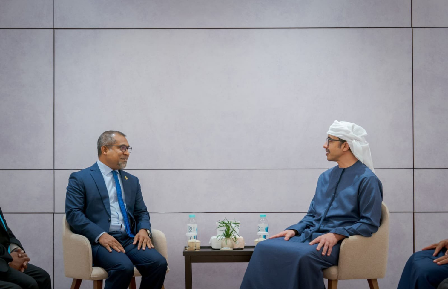 ފޮރިން މިނިސްޓަރު ޚަލީލް، ޔޫއޭއީގެ ޑެޕިއުޓީ ޕްރައިމް މިނިސްޓަރާ ބައްދަލުކުރައްވަނީ. -- ފޮޓޯ | ފޮރިން މިނިސްޓްރީ