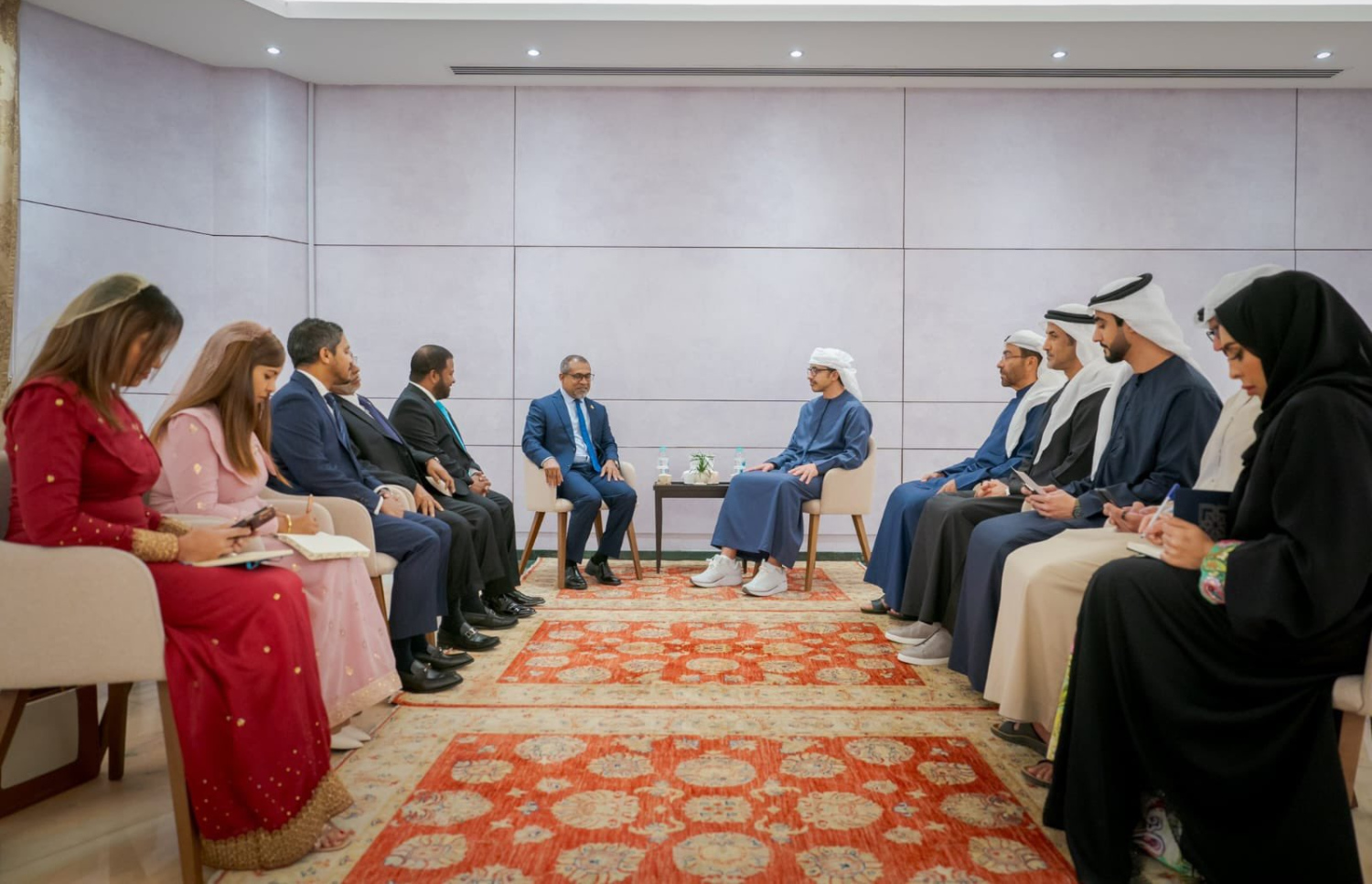 ފޮރިން މިނިސްޓަރު ޚަލީލް، ޔޫއޭއީގެ ޑެޕިއުޓީ ޕްރައިމް މިނިސްޓަރާ ބައްދަލުކުރައްވަނީ. -- ފޮޓޯ | ފޮރިން މިނިސްޓްރީ