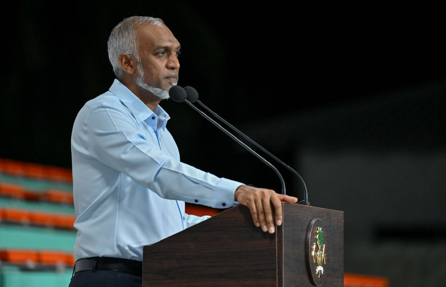 ގދ. ފިޔޯރީގެ ރައްޔިތުންނާ ބައްދަލުކުރައްވަން ރޭ ބޭއްވި ޖަލްސާގައި ރައީސް މުއިއްޒު ވާހަކަފުޅު ދައްކަވަނީ.---ފޮޓޯ: ރައީސް އޮފީސް