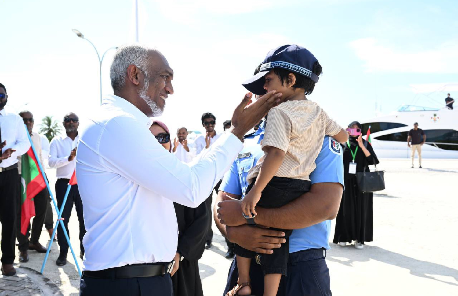 އާޔަލް، އޭނާގެ ބައްޕައާއެކު ރައީސް ޑރ. މުއިއްޒު ކައިރީގައި.- ފޮޓޯ: ރައީސް އޮފީސް