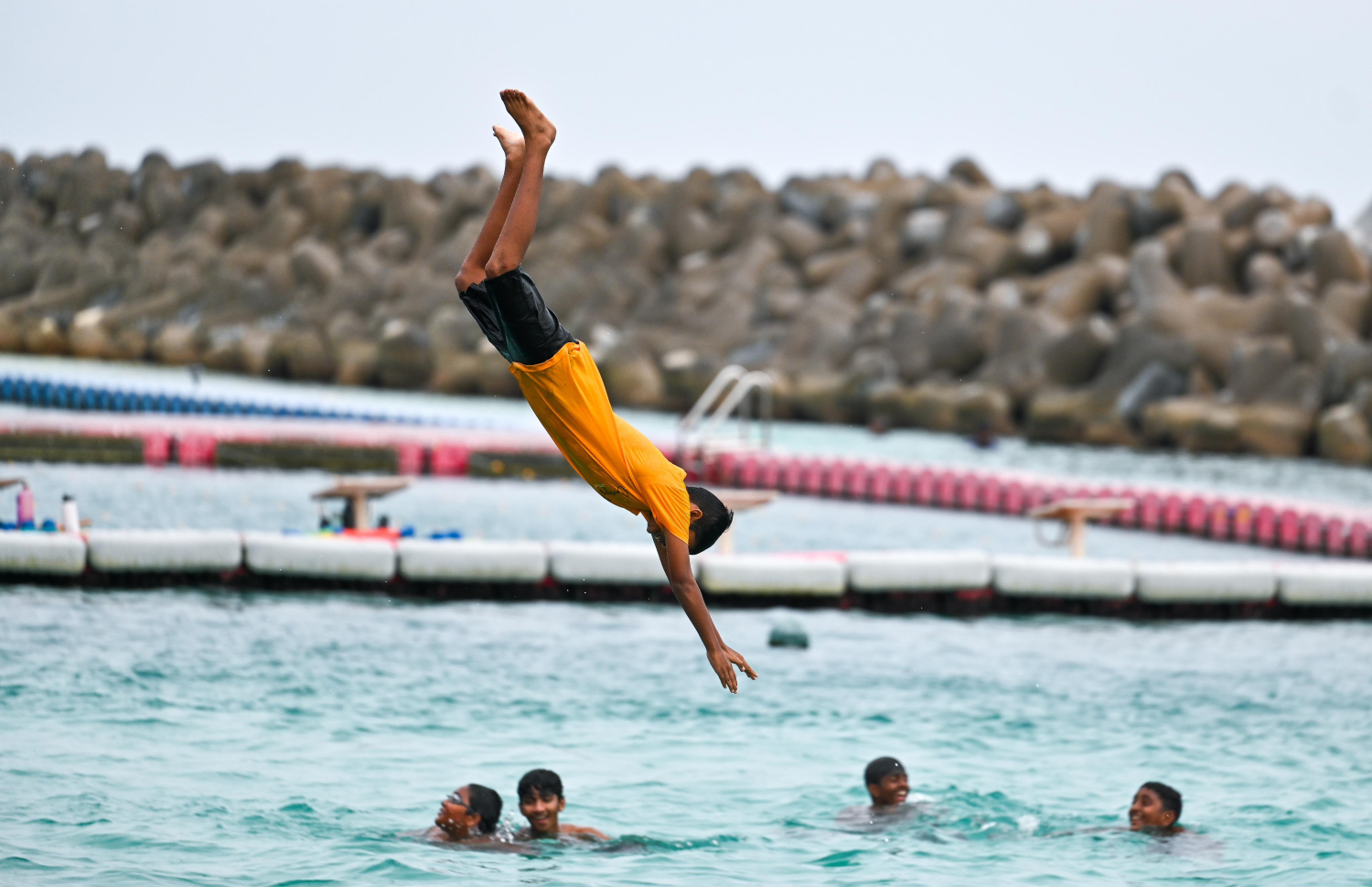 ކުދިންތަކެއް މާލޭގައި މޫދަށް އެރެނީ -- ފޮޓޯ:ފަޔާޒް މޫސާ/މިހާރު