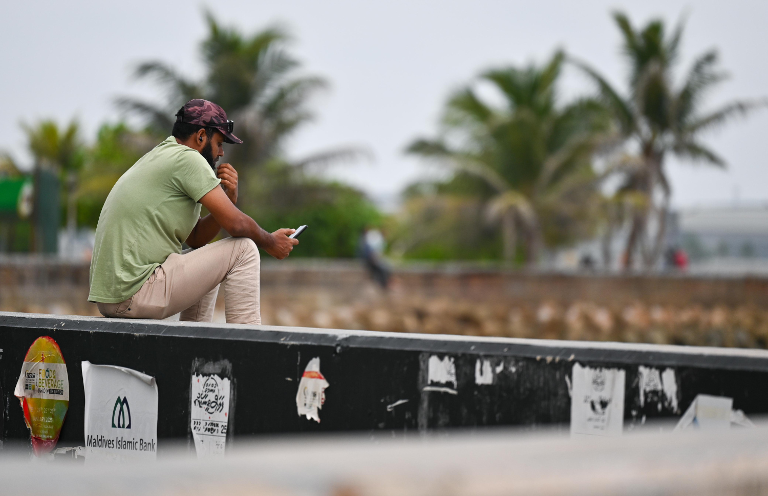 މީހަކު ފާލަން މަތީ ފޯނާއި ކުޅެނީ -- ފޮޓޯ:ފަޔާޒް މޫސާ/މިހާރު