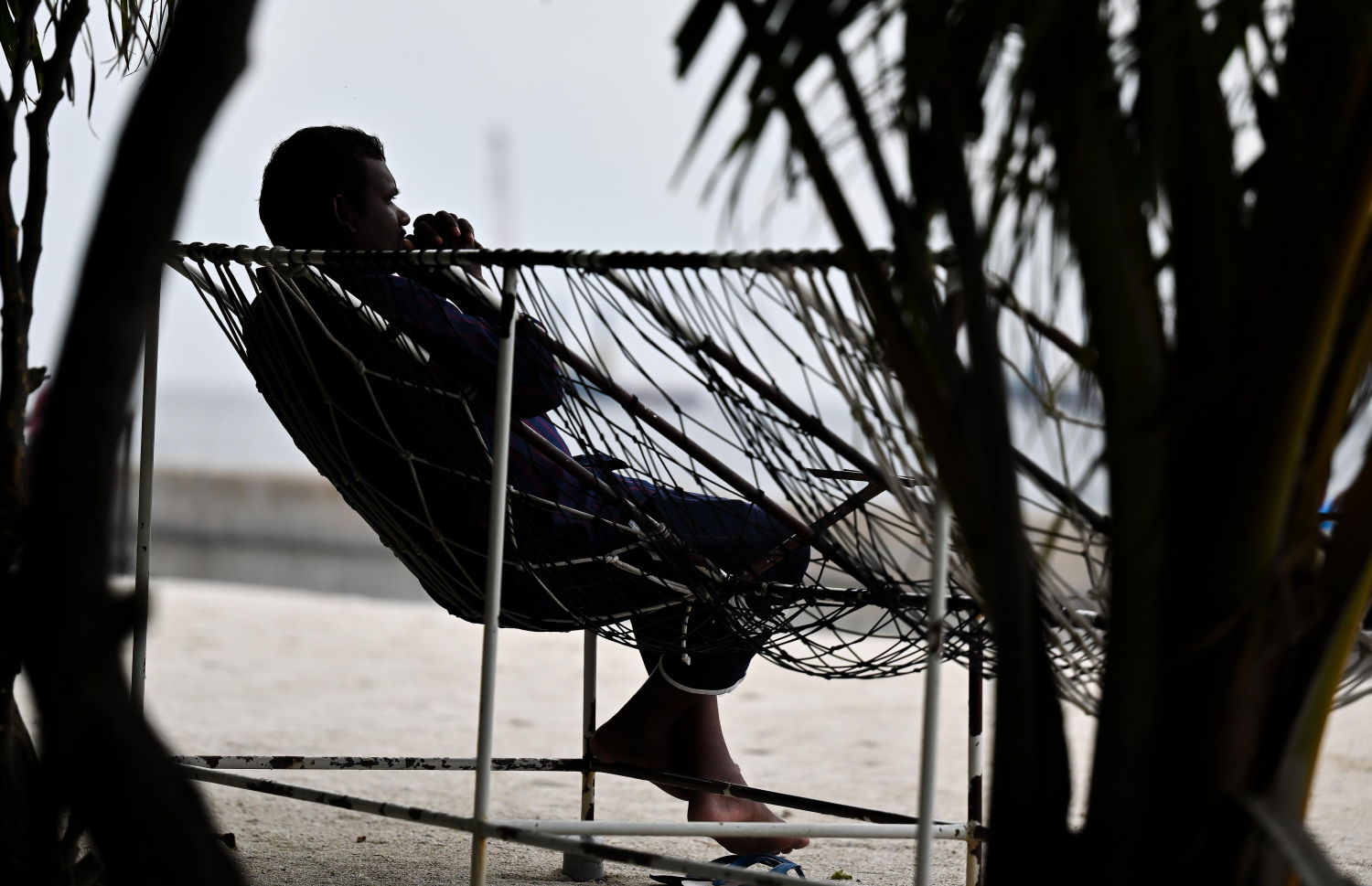 އާޓިފިޝަލް ބީޗުގައި ހުރި ޖޯއްޔެއްގައި މީހަކު އޮށޯވެލައިގެން. -- ފޮޓޯ: ފަޔާޒް މޫސާ/ މިހާރު