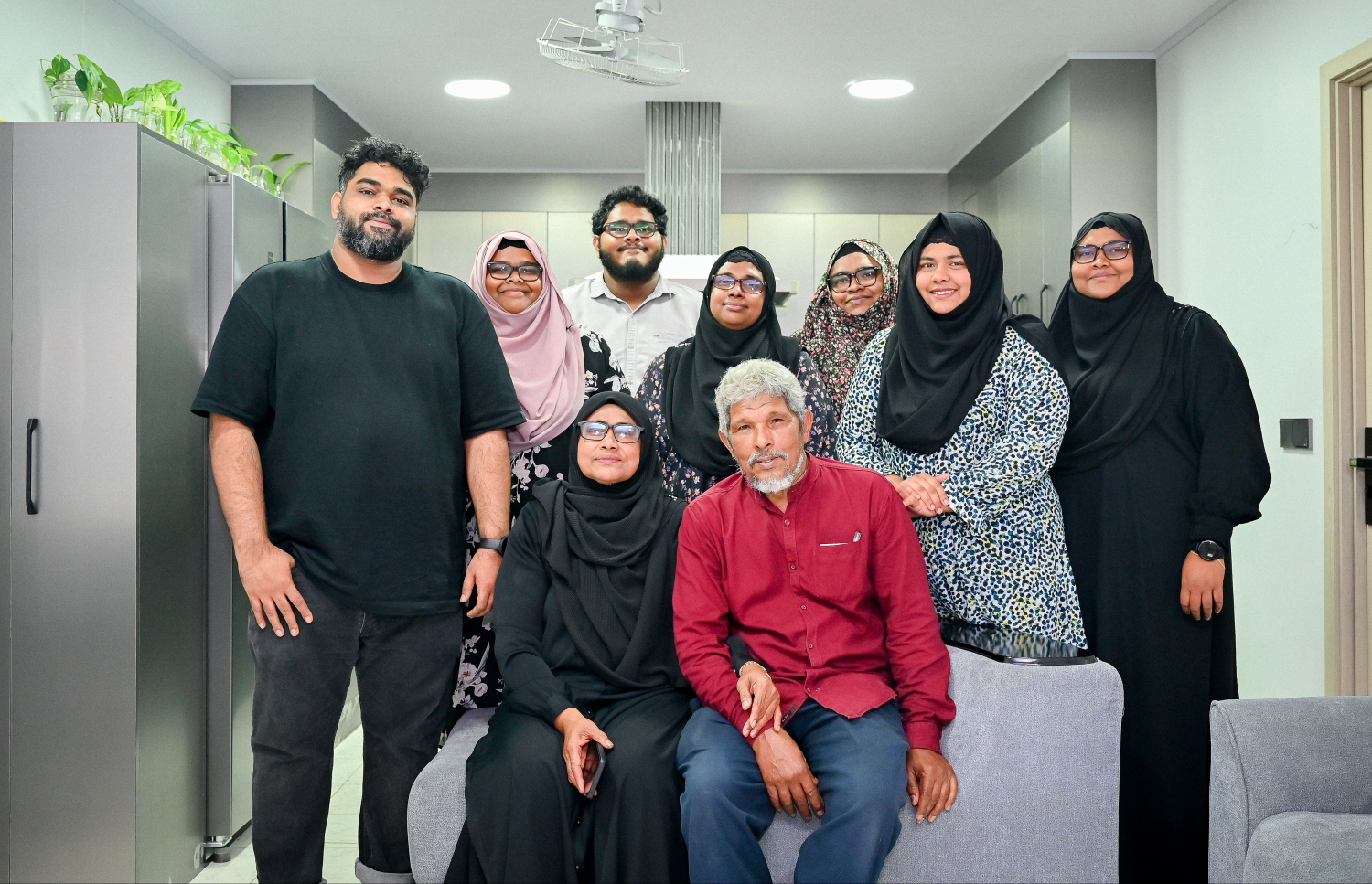 ރަޝީދު އާއި ނަސީމާ، އެދެމަފިރިންގެ ހަތް ކުދިންނާ އެކު. -- ފޮޓޯ: ނިޝާން އަލީ/ މިހާރު