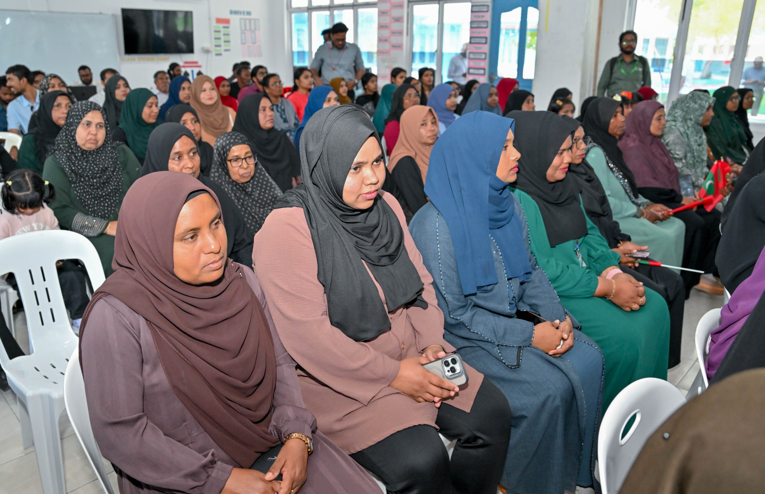 ރައީސް ޑރ. މުއިއްޒު ދެކުނުގެ އަތޮޅުތަކަށް ކުރައްވާ ދަތުރުފުޅުގެ އެންމެ ފަހު މަންޒިލް، ގއ. ދެއްވަދޫގައި މިއަދު ބޭއްވި ޖަލްސާގައި ބައިވެރިވި ބައެއް މީހުން-- ފޮޓޯ: ރައީސް އޮފީސް