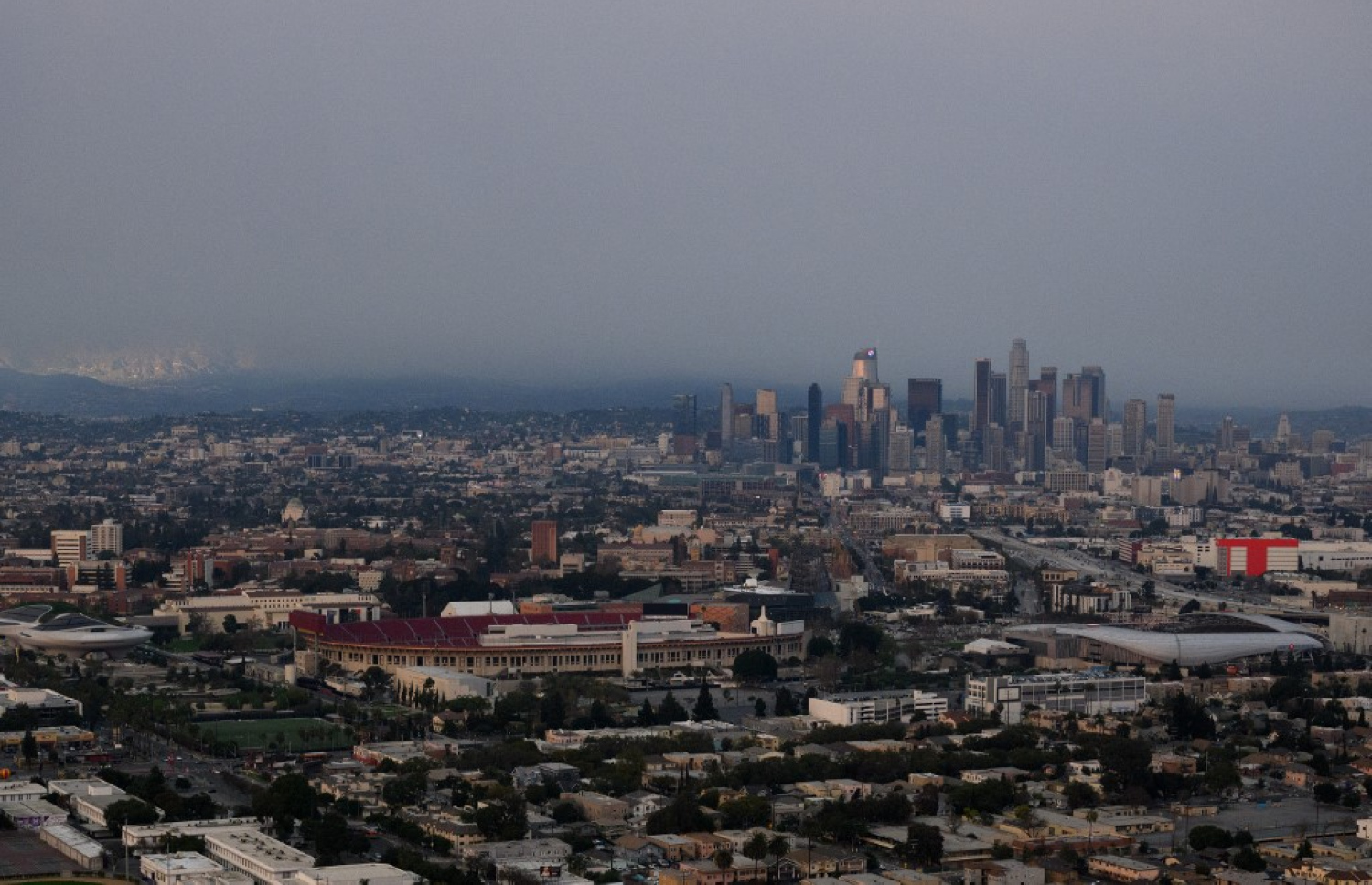 ޖެނުއަރީ 8، 2025 ގައި ކެލިފޯނިއާގެ ލޮސް އެންޖެލިސް އަށް އިރުއޮއްސޭ އިރު، އަލިފާނުގެ ހާދިސާތަކުން ލޮސް އެންޖެލިސްގެ ޑައުންޓައުން، ޔޫއެސްސީ ކެމްޕަސް އަދި ލޮސް އެންޖެލިސް މެމޯރިއަލް ކޮލިޒިއަމްގެ އުދަރެސް ދުމުން ބެދިފައި. -- ފޮޓޯ: އޭއެފްޕީ