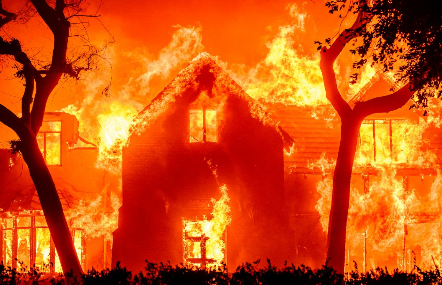 އެމެރިކާގެ ލޮސް އެންޖެލިސްގެ ގެއެއްގައި ރޯވެފައި: އެ ސިޓީގެ އެކި ހިސާބުގައި ދަނީ އަލިފާންގަނޑުތައް އަނދަމުން. -- ފޮޓޯ: އޭއެފްޕީ